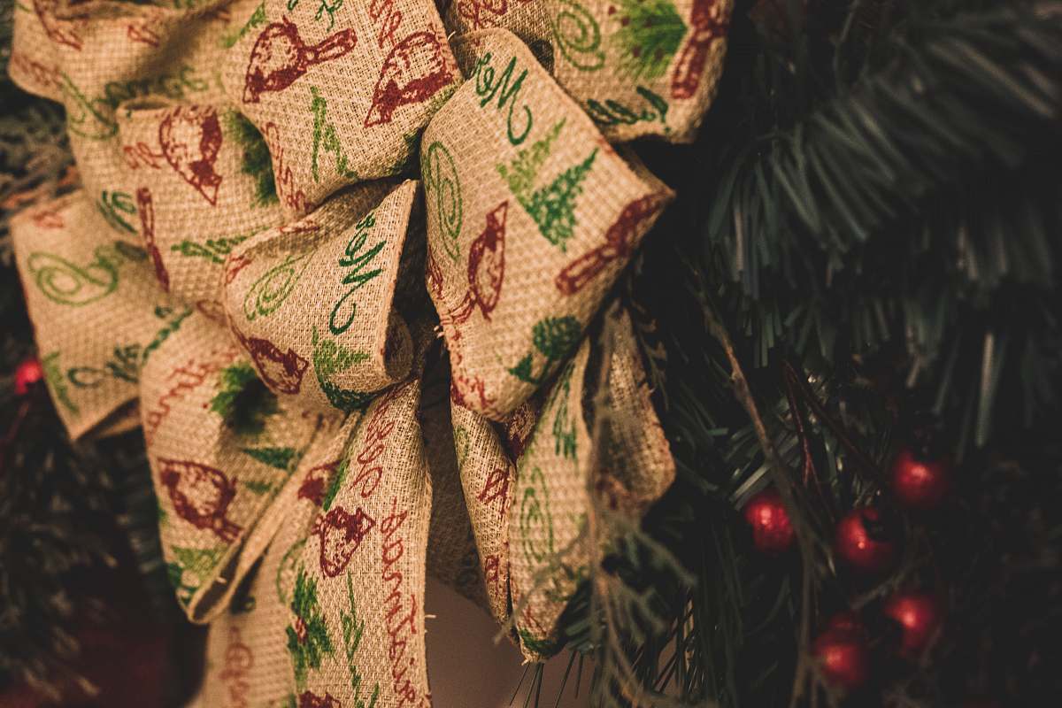 hays brown ribbon ornament on Holiday tree cushion